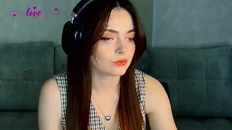 Snapshot of weareyoursun chatting on March 1, 6:00 pm Alice online show from March 1, 6:00 pm