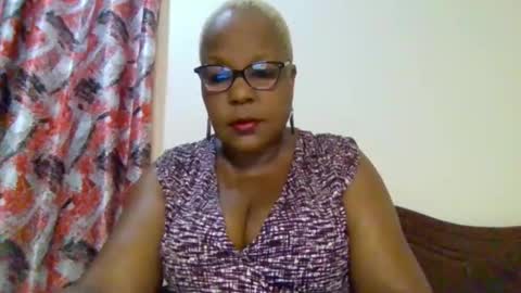 Snapshot of weaverbird25 chatting on January 7, 7:27 pm weaverbird25 online show from January 7, 7:27 pm