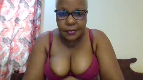 Snapshot of weaverbird25 chatting on February 6, 9:12 am weaverbird25 online show from February 6, 9:12 am