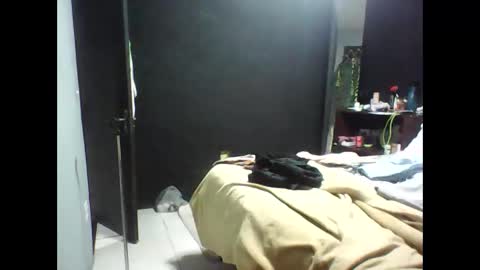 Snapshot of wellcrz chatting on October 25, 3:03 am wellcrz online show from October 25, 3:03 am