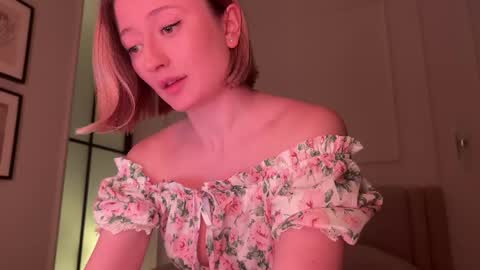Snapshot of wendy_amber chatting on June 1, 5:14 pm Daisy online show from June 1, 5:14 pm