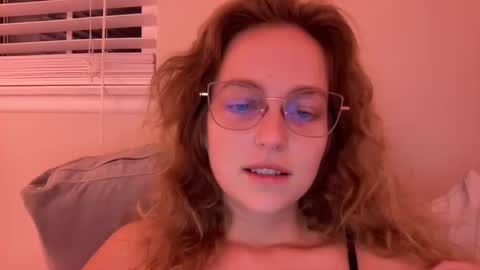 Snapshot of wenus_ss chatting on March 4, 3:44 am wenus_ss online show from March 4, 3:44 am