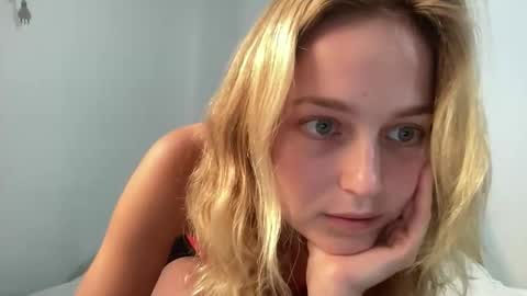 Snapshot of wenus_ss chatting on March 1, 8:33 pm wenus_ss online show from March 1, 8:33 pm