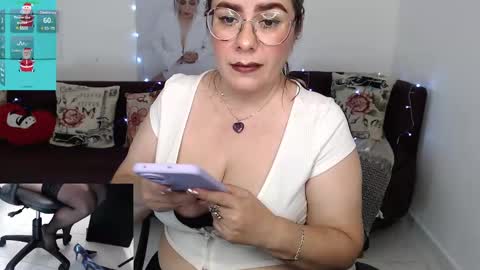 Snapshot of wet_liss chatting on December 13, 12:09 am Diva online show from December 13, 12:09 am