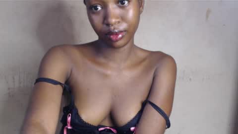 Snapshot of wet_pussy200 chatting on May 14, 12:01 pm Bella online show from May 14, 12:01 pm