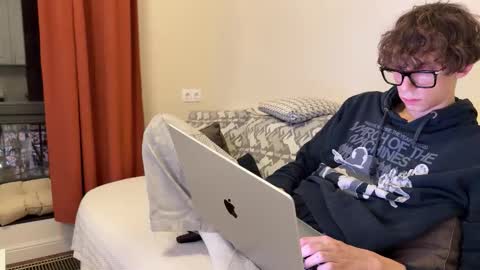 Mia  Please help me to reach 100 thumps up online show from November 28, 3:04 pm