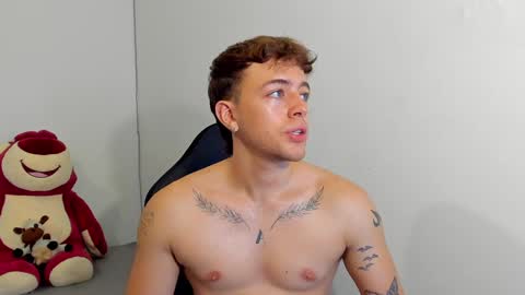 Snapshot of white_jacob chatting on December 5, 3:04 am Camilo R online show from December 5, 3:04 am