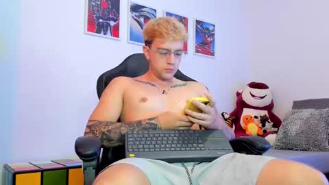 Snapshot of white_jacob chatting on September 17, 10:39 am Camilo R online show from September 17, 10:39 am