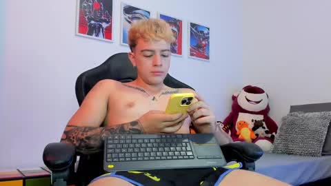 Snapshot of white_jacob chatting on September 23, 4:04 am Camilo R online show from September 23, 4:04 am