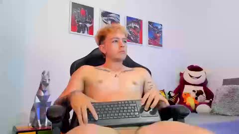 Snapshot of white_jacob chatting on September 25, 5:55 am Camilo R online show from September 25, 5:55 am