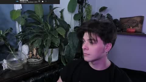 Snapshot of whiteegrimm chatting on November 13, 9:14 pm Gus online show from November 13, 9:14 pm