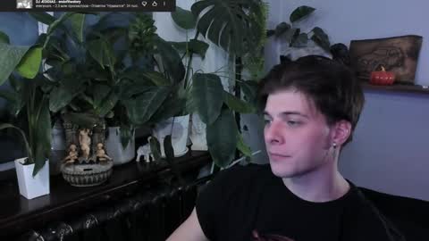 Snapshot of whiteegrimm chatting on November 18, 7:18 pm Gus online show from November 18, 7:18 pm