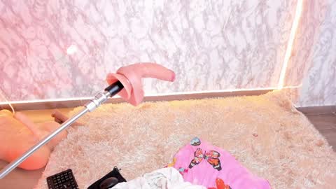 whitneyyfox online show from December 15, 10:28 am