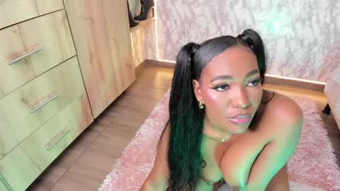 whitneyyfox online show from May 24, 11:21 pm