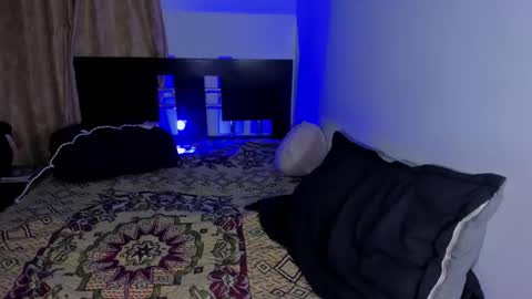 whos_he online show from March 23, 1:53 am