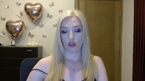 Snapshot of wild_silk_desire chatting on June 25, 5:17 pm Alina online show from June 25, 5:17 pm