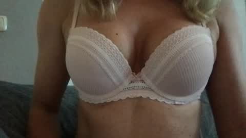 Snapshot of wildandjung chatting on July 10, 9:34 am Liesbeth online show from July 10, 9:34 am