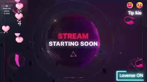 Snapshot of wildmaxine chatting on December 16, 8:19 am MAX online show from December 16, 8:19 am