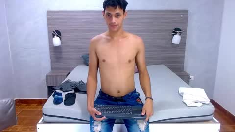 Snapshot of wiltom_ chatting on November 15, 3:48 am Wiltom online show from November 15, 3:48 am