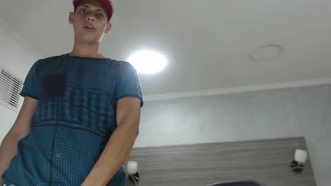 Snapshot of wiltom_ chatting on December 14, 8:46 pm Wiltom online show from December 14, 8:46 pm