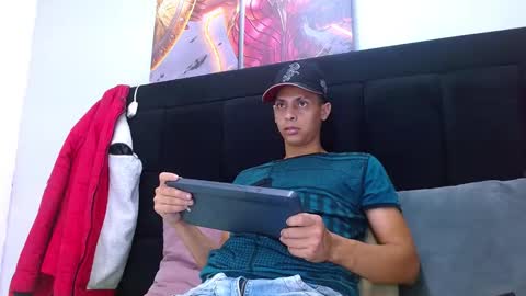 Snapshot of wiltom_ chatting on December 15, 7:51 pm Wiltom online show from December 15, 7:51 pm