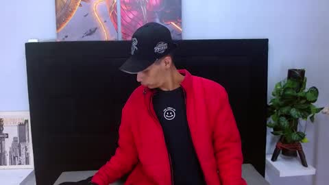 Snapshot of wiltom_ chatting on December 16, 7:19 pm Wiltom online show from December 16, 7:19 pm