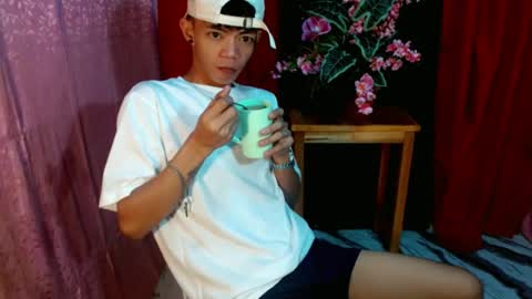 Snapshot of win_boy chatting on June 24, 9:52 am win_boy online show from June 24, 9:52 am
