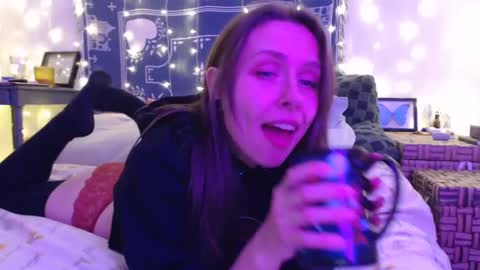 Eevie online show from December 7, 1:36 am