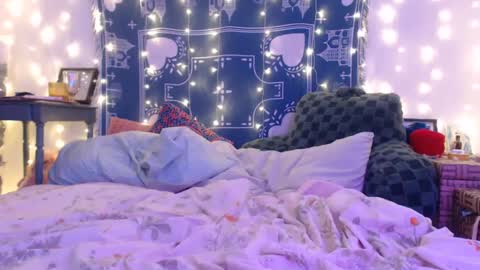 Eevie online show from December 10, 2:16 am