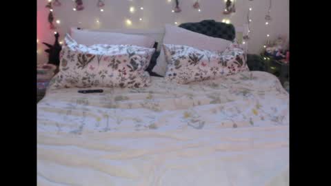 Snapshot of wingardiumleveveosa chatting on April 29, 10:16 pm Eevie online show from April 29, 10:16 pm