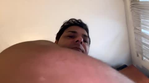 Snapshot of witebull83 chatting on December 4, 10:57 am Witebull online show from December 4, 10:57 am