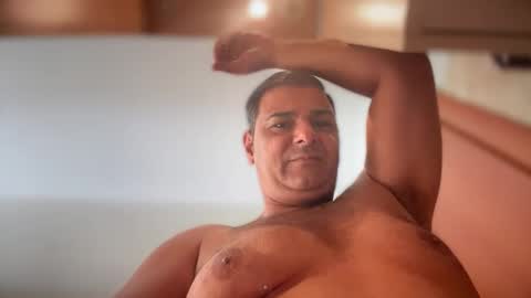 Snapshot of witebull83 chatting on March 30, 9:54 am Witebull online show from March 30, 9:54 am