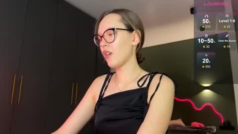 Isobelle online show from October 26, 3:18 pm