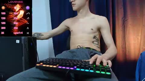 Snapshot of wolfan_sky chatting on January 19, 11:25 am W O L F online show from January 19, 11:25 am