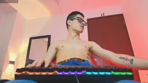 Snapshot of wolfan_sky chatting on February 4, 11:38 am W O L F online show from February 4, 11:38 am