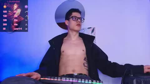 Snapshot of wolfan_sky chatting on February 20, 11:22 am W O L F online show from February 20, 11:22 am