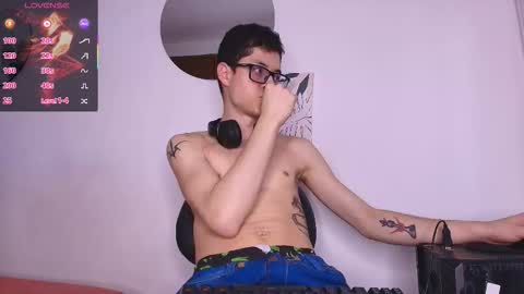 Snapshot of wolfan_sky chatting on March 3, 11:49 am W O L F online show from March 3, 11:49 am