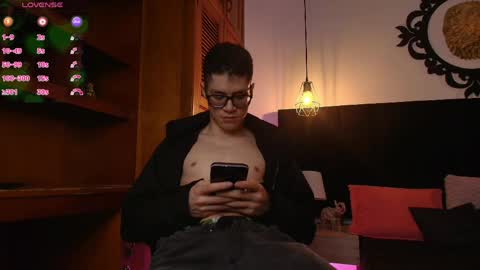  W O L F  online show from April 4, 11:29 am