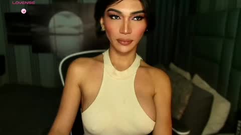 Snapshot of womanofyourdesire_ts chatting on April 26, 4:21 am Julia online show from April 26, 4:21 am