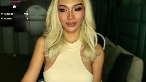 Snapshot of womanofyourdesire_ts chatting on April 30, 6:42 am Julia online show from April 30, 6:42 am