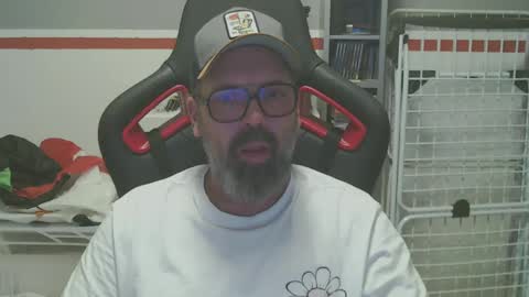 Snapshot of womenizzeer chatting on December 7, 1:03 am Adam online show from December 7, 1:03 am