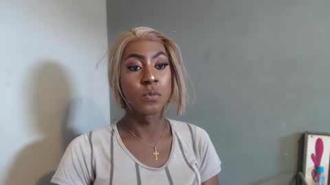 SHENIEL RODRIGUEZ online show from March 1, 5:15 pm