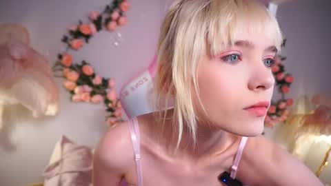 Snapshot of wow_angel chatting on May 22, 5:36 am wow_angel online show from May 22, 5:36 am