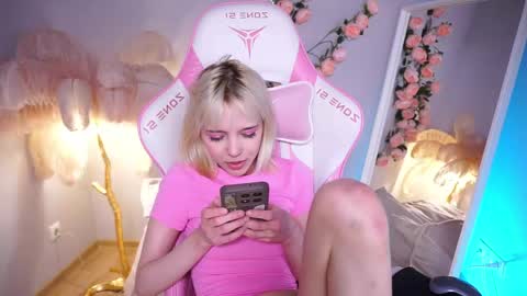 Snapshot of wow_angel chatting on May 24, 9:03 am wow_angel online show from May 24, 9:03 am