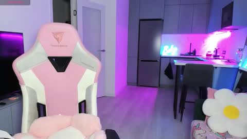 Emi online show from October 8, 4:04 pm