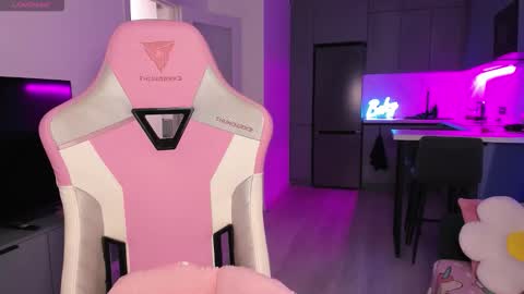 Emi online show from October 22, 4:07 pm