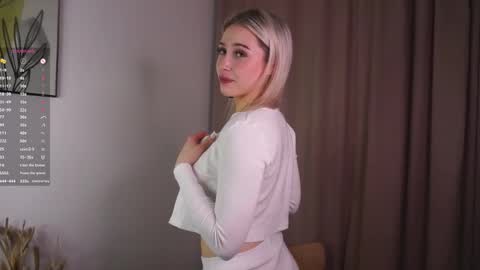 Snapshot of wymonelly chatting on February 23, 9:34 pm Lily online show from February 23, 9:34 pm