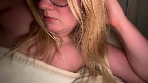 Snapshot of x_dreamgirl_x chatting on October 19, 10:38 am Mariah online show from October 19, 10:38 am