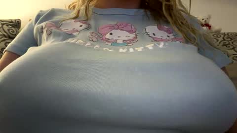 Snapshot of x_dreamgirl_x chatting on October 23, 12:54 am Mariah online show from October 23, 12:54 am