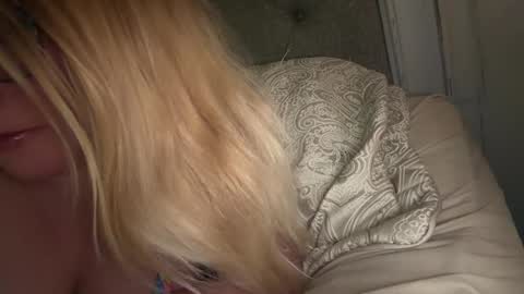 Snapshot of x_dreamgirl_x chatting on November 14, 5:39 am Mariah online show from November 14, 5:39 am